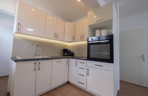 Mali Radic House | Alba House Bihac - Cozy 2-bedroom house in delightful Bihać with AC
