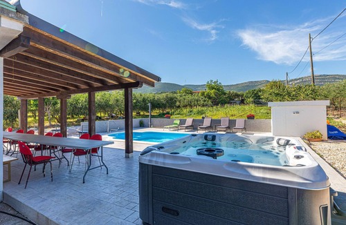 Rudine Apartment | Amazing apartment in Kastel Novi