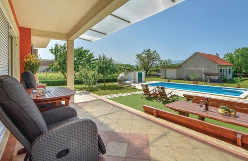 Dicmo House | Amazing home in Dicmo with WiFi