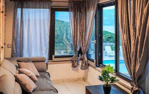 Splitska House | Amazing Home In Postira