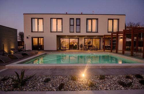 Vizinada House | Amazing home in Vizinada with sauna