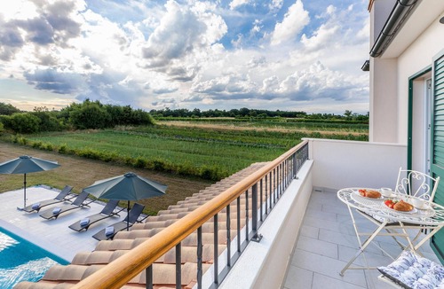 Zminj House | Amazing home in Zminj