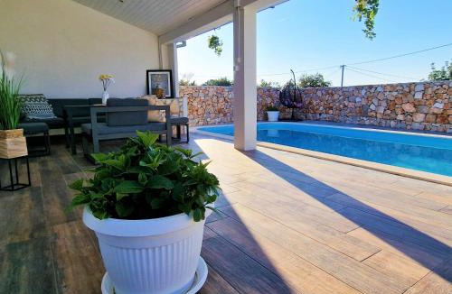 Drvenik Mali Villa | Anas lagoon holiday house with pool at azure beach