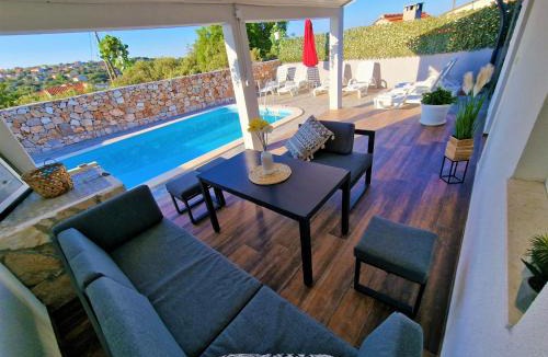 Drvenik Mali Villa | Anas lagoon holiday house with pool at azure beach