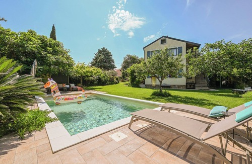 Izola Apartment | Apartma Medoši, Charming 1-bedroom apartment in enchanting Izola with WiFi, AC