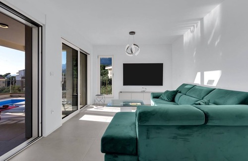 Tucepi Apartment | Apartman DeLux with private pool by Interhome