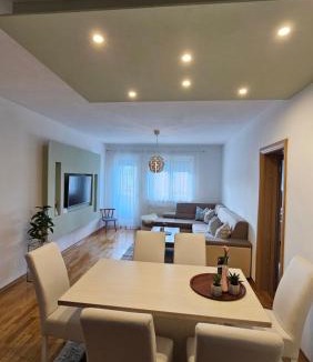 Canton 10 Apartment | Apartman Pati