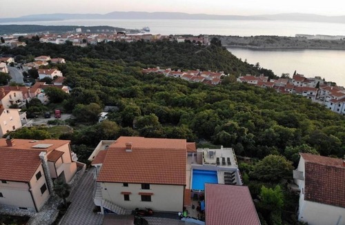 Omisalj Condo | Apartman sa bazenom "Sabine"