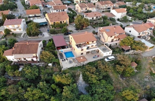 Omisalj Condo | Apartman sa bazenom "Sabine"