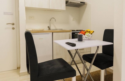 Selce Apartment | Apartmani Studio Sleeps 2 -Parking -Private Garden