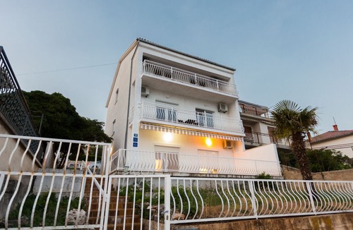 Selce Apartment | Apartmani Studio Sleeps 2 -Parking -Private Garden