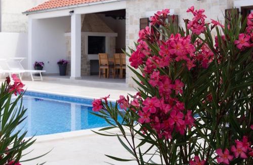 Turanj Apartment | APARTMENT 3 Villa Stella Deluxe with a heated swimming pool, jacuzzi, sauna and BBQ