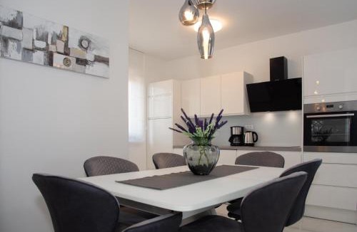 Turanj Apartment | APARTMENT 3 Villa Stella Deluxe with a heated swimming pool, jacuzzi, sauna and BBQ