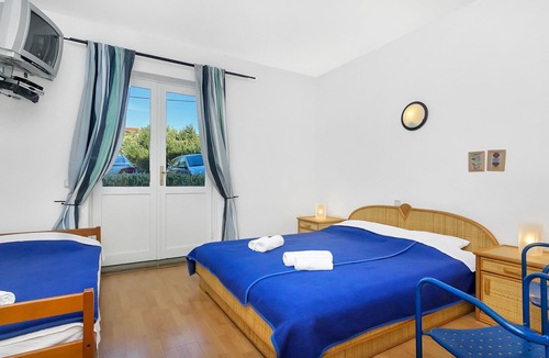 Gdinj Apartment | Apartment Ana - 5 m from beach: R6-17(3) - Cove Pokrivenik, Island Hvar, Croatia