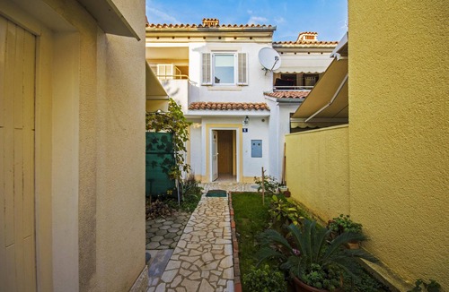 Brulo Apartment | Apartment Gogic with Balcony