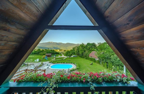 Vranovaca Apartment | Apartment 'Holiday Park Plitvice Paradise' with Mountain View, Balcony and Wi-Fi