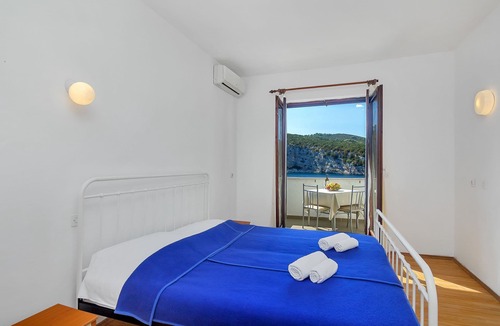 Pokrivenik Apartment | Apartment Igor - 5 m from beach: SA1(2+1) - Cove Pokrivenik, Island Hvar, Croatia