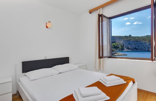 Pokrivenik Apartment | Apartment Igor - 5 m from beach: A(6+2) - Cove Pokrivenik, Island Hvar, Croatia