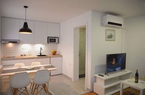 Bosnjaci House | Apartment in a Beautiful Garden