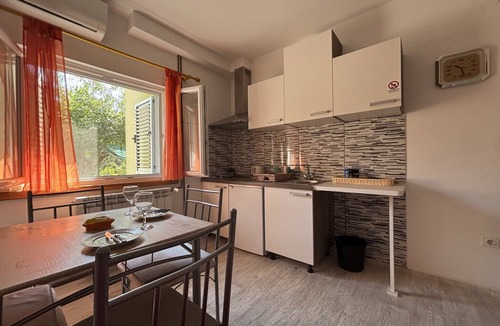 Poljica Apartment | Apartment in a lush sea-view park