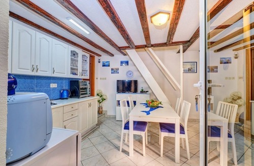 Nerezine Apartment | Apartment in Nerezine with Terrace, Air condition, WIFI, Washing machine (4827-3)