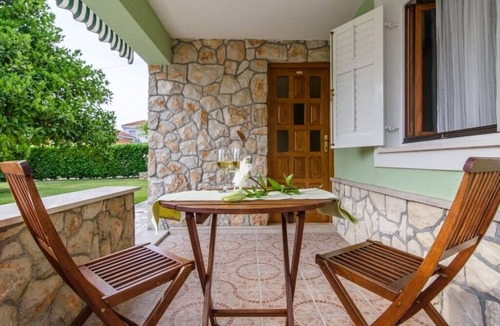 Okrug Gornji Apartment | Apartment in Okrug Gornji with Terrace, Air condition, WIFI (3436-1)