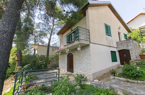 Zaboric Apartment | Apartment In the shadow (54871-A1) - Zaboric (Sibenik)