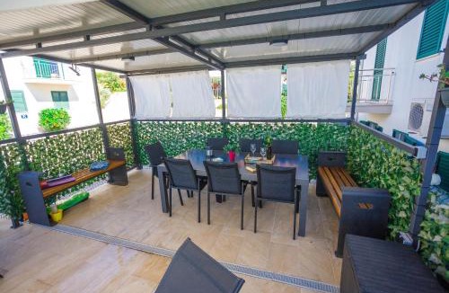 Cove Makarac (Milna) Apartment | Apartment Jerry with private pool