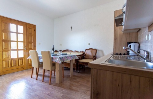 Porat Apartment | Apartment just 100 m from Porat beach, with AC, WiFi and free parking