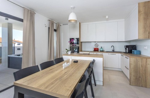 Milcetici Apartment | Apartment Luna with Jacuzzi and Pool