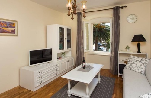 Kobas Apartment | Apartment Main Street - One Bedroom Apartment with City View