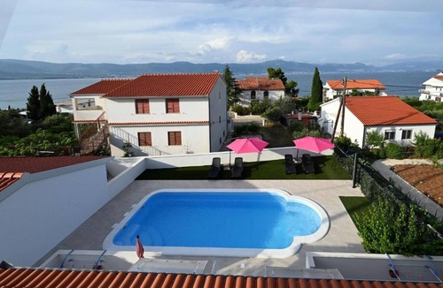 Slatine Apartment | Apartment Mihovilovic - 50 m from beach: A3(4+2) - Slatine, Island Ciovo, Croatia