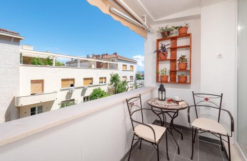 Split Apartment | Apartment Nika