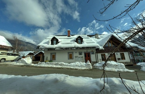 Podkoren Apartment | Apartment Planica 2 with a garden & a hot tub