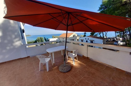 Susica Apartment | Apartment Porat in Ugljan with Garden and Terrace