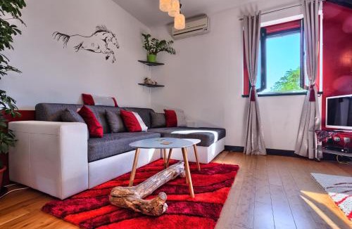 Split Apartment | Apartment Sunny Stone