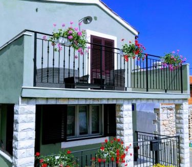 Topid Apartment | Apartment Tireli