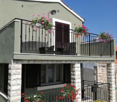 Topid Apartment | Apartment Tireli