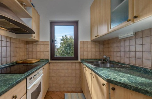 Njivice Apartment | Apartment Villa Mirna - Three Bedroom Apartment with Balcony and Sea View