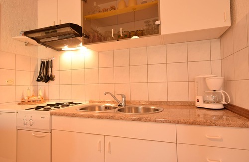 Pomer Apartment | Apartment with community pool