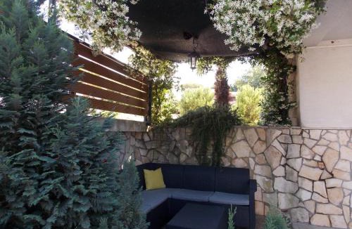 Njivice Apartment | Apartment with private garden, hot tub, WiFi, SAT TV, Klima, near beach
