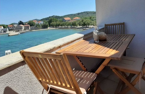 Murter Apartment | Apartment with sea view and next to the beach (20m)