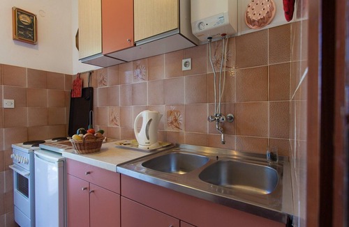 Bogovici Apartment | Apartment with terrace near the beach