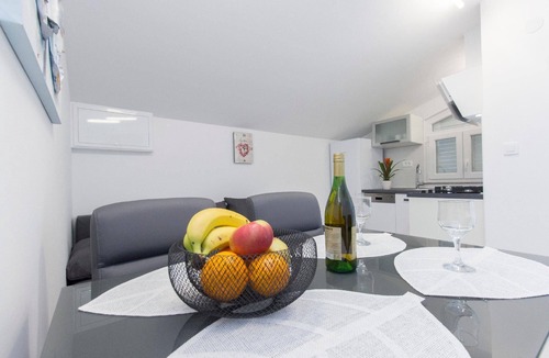 Grebastica Apartment | Apartment with view of the water