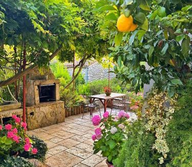 Veli Losinj Apartment | Apartments Cvita - Garden Hideaway