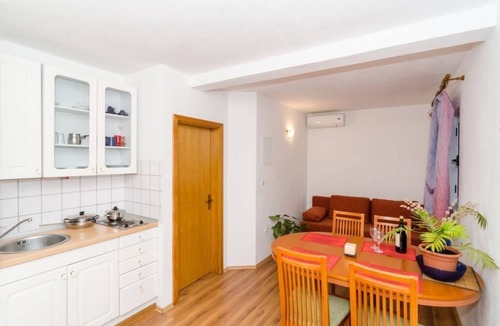 Putnikovic Apartment | Apartments Ereš Zuronja-One-Bedroom Apartment with Sea View 3