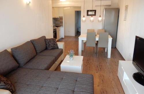 Loviste Apartment | Apartments Indira II