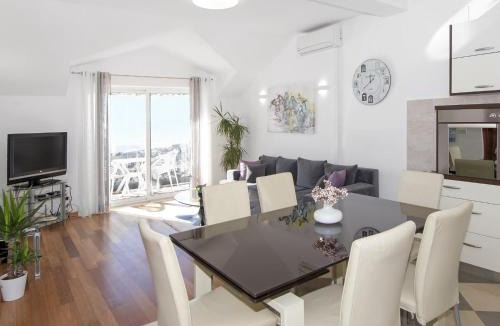 Ploce Apartment | Apartments Isabora - Comfort Three-Bedroom Apartment with Balcony and Sea View Second Floor