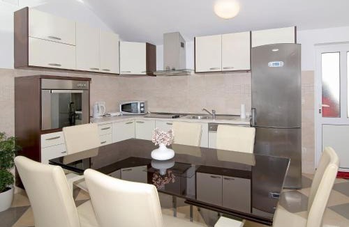 Ploce Apartment | Apartments Isabora - Comfort Three-Bedroom Apartment with Balcony and Sea View Second Floor