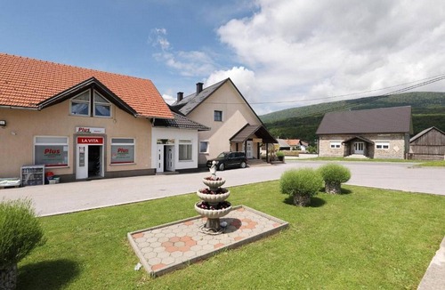 Brinje Apartment | Apartments Jezerane - Four Bedroom Apartment with Balcony